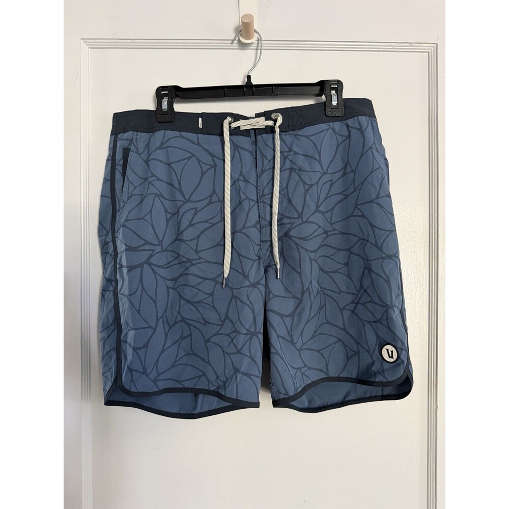 Vuori Cruise Boardshorts Men's 34 Blue Gray Leaf Floral V314 Swim Trunks 7.5"
